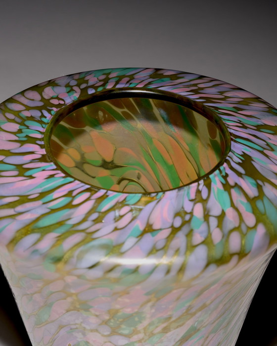 Image 1 of Österreichische Jugendstilvase aus irisierendem Kunstglas, mehrfarbiges Federdekor, 1900-1910