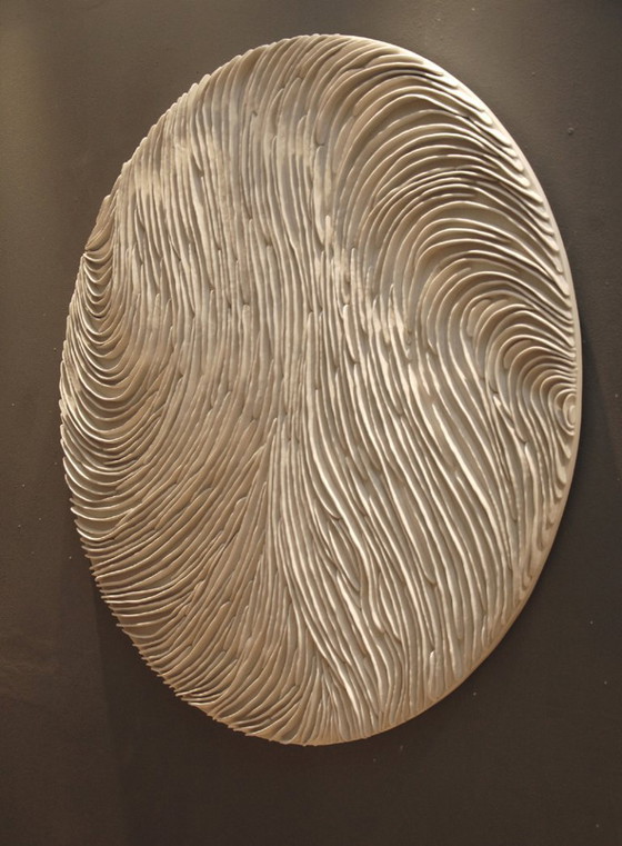 Image 1 of 3D klei wandsculptuur – rond, getextureerd, gebroken wit, minimalistische woondecoratie, luxe designkunst