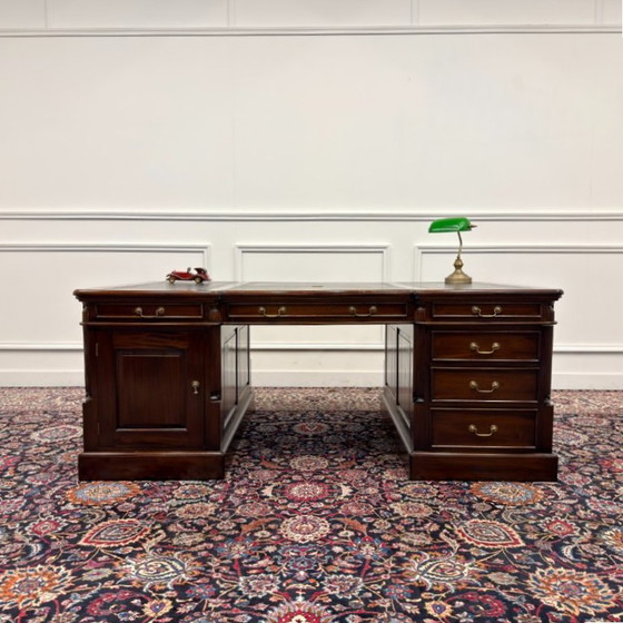 Groot Klassiek Engels Chesterfield Bureau Partnerdesk – Schreibtisch, Leder, Holz (photo 2 of 21)