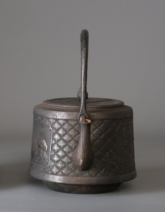 Image 1 of vintage Japanse ketel Tetsubin 鉄瓶 met reliëfontwerp