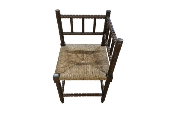 Image 1 of Chaise d'angle vintage en bois avec assise en jonc – Chaise d'appoint rustique de style ferme/cottage
