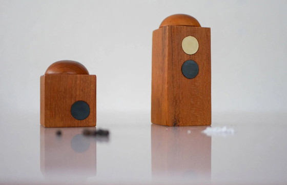 Image 1 of Ensemble de 2 salières et poivrières en teck de style moderniste danois.