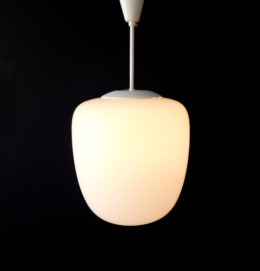 Vintage hanglamp wit matglas met wit metalen armatuur, mcm lamp, glazen schoollamp