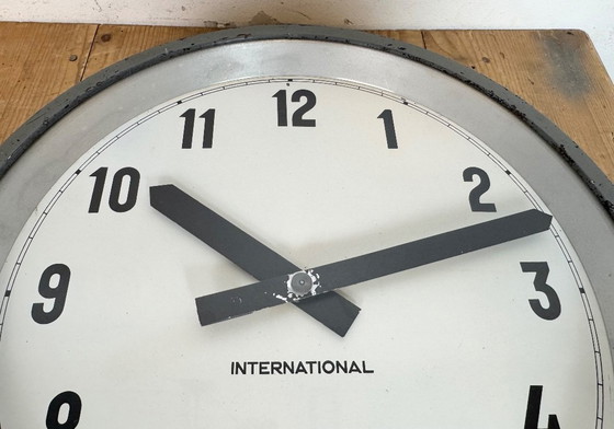 Image 1 of Grijze industriële fabriekswandklok van International, jaren 50
