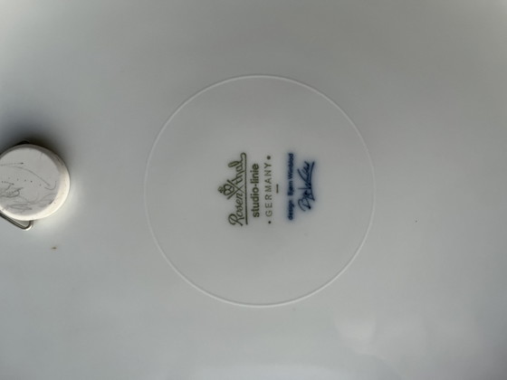 Image 1 of Twee Rosenthal Studio-Linie porseleinen borden uit de "1001 Nachten" serie, ontworpen door Bjørn Wiinblad. 