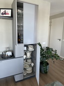 Interstar-Hängeschrank bestehend aus 3 niedrigen Elementen (2 Schränke und 1 breite Schublade) und 2 hohen Schränken