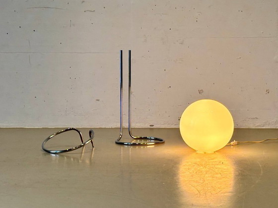 Image 1 of Lampadaire de style Space Age avec globe en verre opale et structure chromée, années 1970