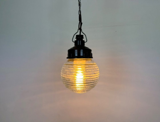 Image 1 of Lampada a sospensione industriale in bachelite con vetro rigato, anni '70