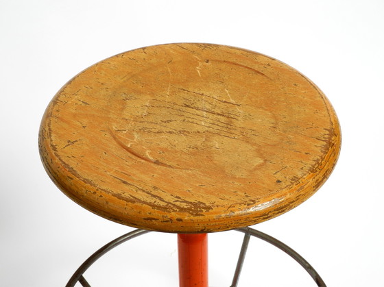 Image 1 of Seltener massiver italienischer Mid Century Industrial Metallhocker von Mautren in seltenem Orange | mit höhenverstellbarer Sitz