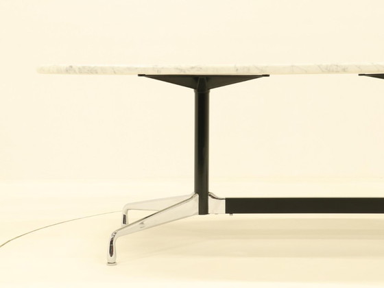Image 1 of Eames Segmented Ovale Eettafel in Wit Marmer en Roestvrij Staal