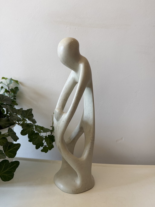 Sculpture en stéatite représentant un parent et un enfant