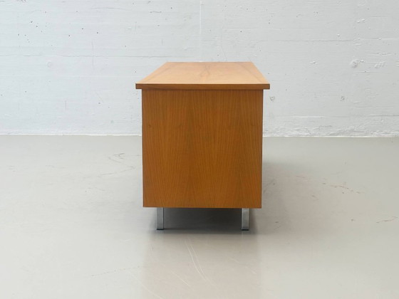 Aparador suizo de mediados de siglo con puertas correderas, fabricado por Wohnbedarf AG Basel en los años (photo 11 of 16)