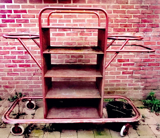 Vintage, handgefertigter Industriewagen