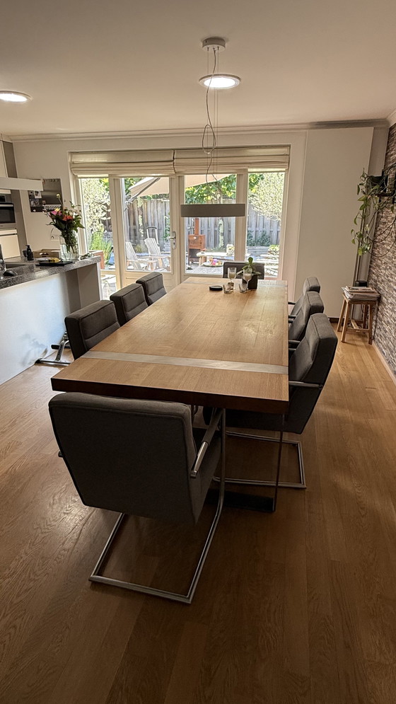 Image 1 of Mesa de comedor de roble hecha a mano