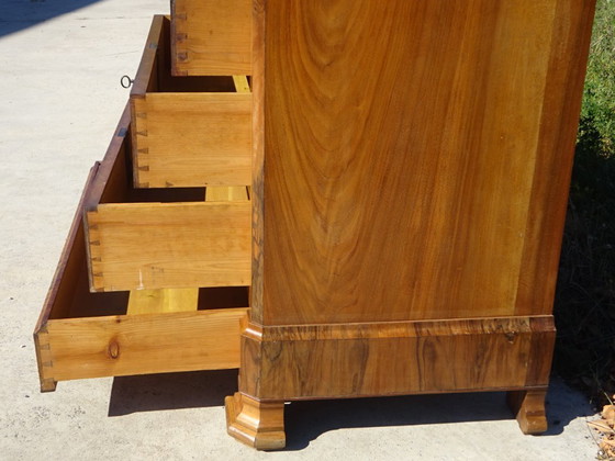 Image 1 of Commode Louis Philippe en noyer et ronce de noyer