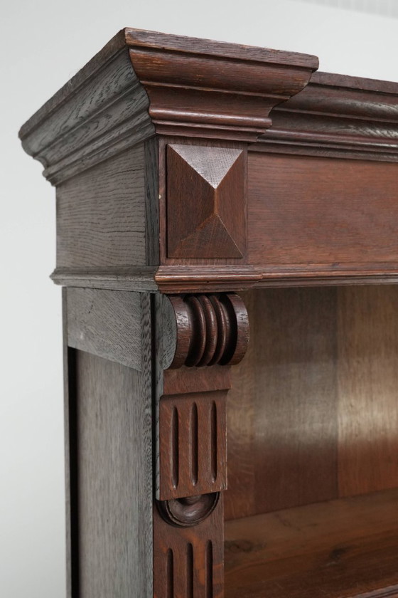 Warm antique Dutch oak bookcase from the early 20th century with elegant details – Wood (photo 7 of 9)