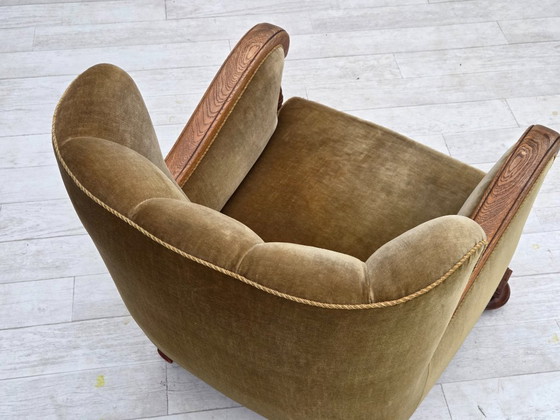 Image 1 of Fauteuil danois des années 1960, velours vert, bois de chêne massif sculpté.