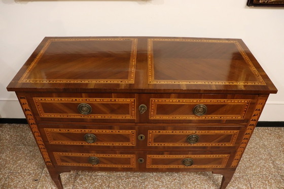 Image 1 of Cómoda antigua de nogal con incrustaciones, Italia, siglo XVIII, restaurada