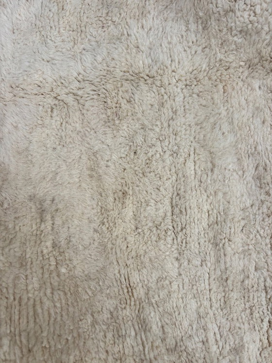 Image 1 of Extra groot Marokkaans Mrirt wollen tapijt 240x350 cm – Wit minimalistisch geometrisch ontwerp