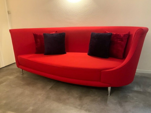 Canapé Drop Soft Newtonian, tissu Moroso Divina 623 rouge. Coussins et poufs assortis également disponibles.