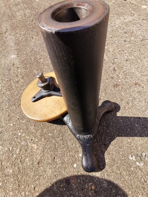 Antieke Singer naaimachine driepoot kruk met ronde gietijzeren zitting – krukjes, Cast Iron, Wood (photo 2 of 13)