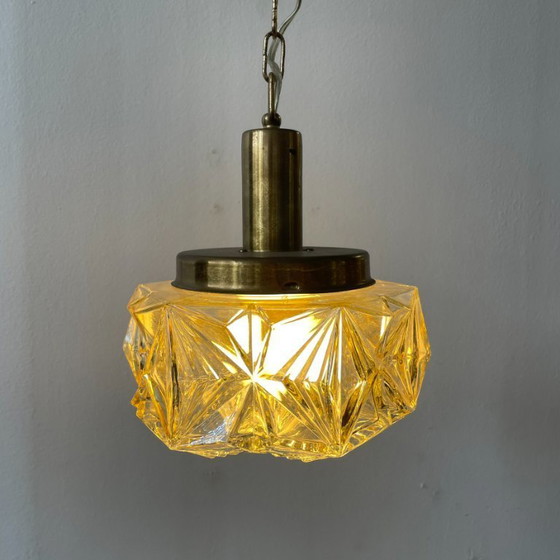 Image 1 of Suspension vintage en laiton et verre ambré