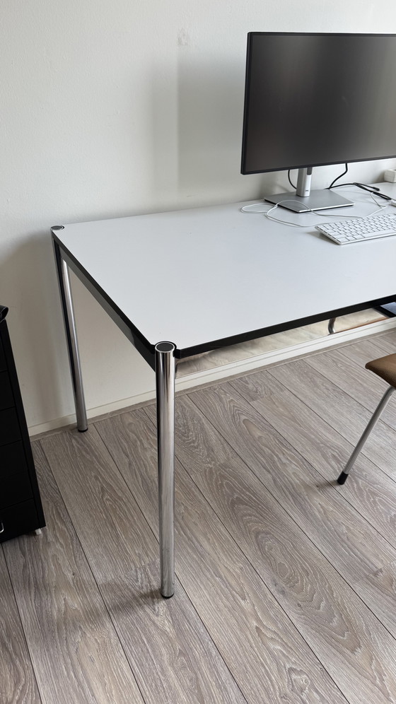 Image 1 of Bureau USM Haller d'origine avec piètement chromé et plateau blanc