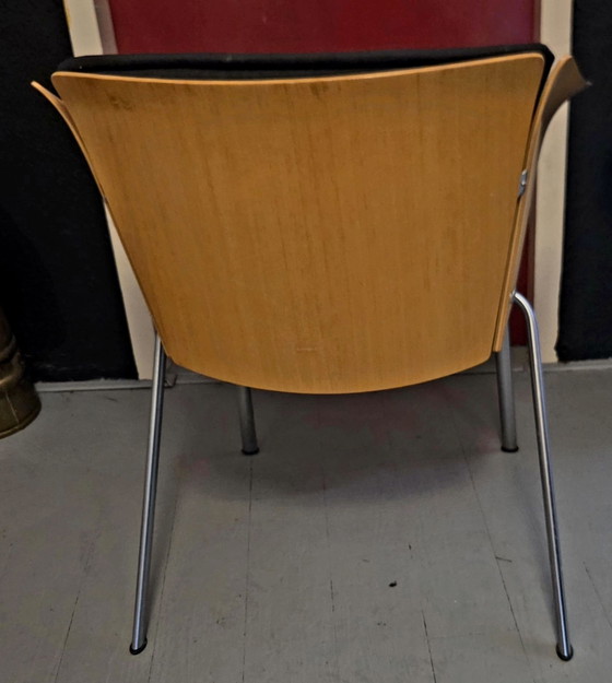 Four chairs by designer Fritz Hansen from Denmark. – Dining chairs, Textile, Wood (photo 2 of 8)
