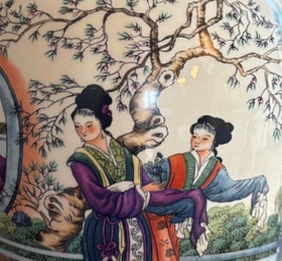 Image 1 of Vase chinois à couvercle peint à la main