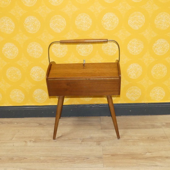 Image 1 of Panier à couture classique des années 50 Boîte à couture en bois sur pieds