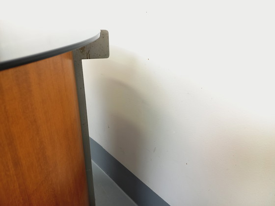 Image 1 of Tavolino da caffè rotondo vintage italiano con barra girevole su ruote di Eugenio Gerli per Tecno, in teak curvato