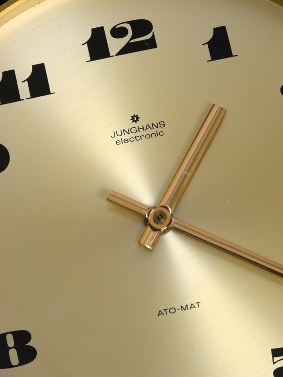 Image 1 of Orologio da parete Junghans originale degli anni '60 in ottone con cinturino in vera pelle.