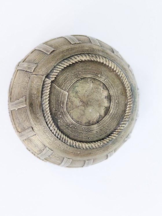 Ciotola vintage in ottone con motivo a pesci e scorpioni, texture intrecciata, stile boho, ideale come (photo 8 of 14)