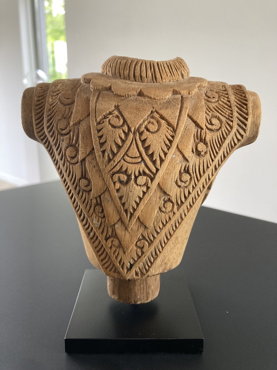 Image 1 of Statuetta in legno intagliato di corazza, altezza 17 cm