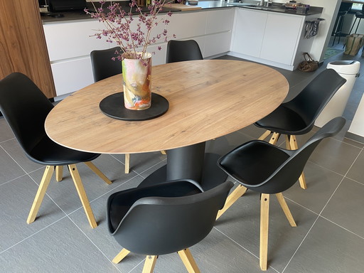 Magnifique table de salle à manger ovale de la marque Bert Plantagie avec 6 chaises.