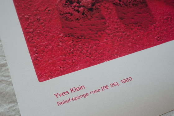 Yves Klein Relief-Éponge Rose (RE 26), 1960 - Poster 50×70 Cm – Affiches, Paper (photo 9 of 13)