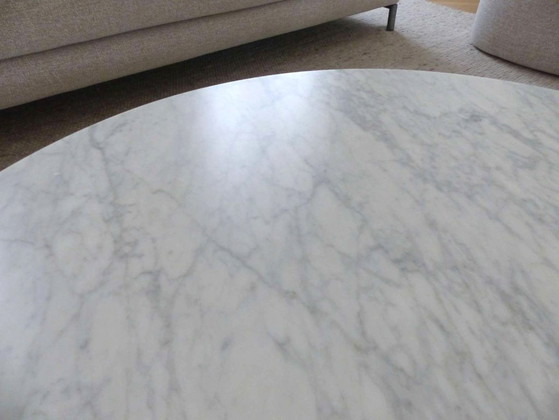 Image 1 of "Grasshopper Coffee Table" in satin-finish Statuarietto marble by Knoll, designed by Piero Lissoni - 120 cm