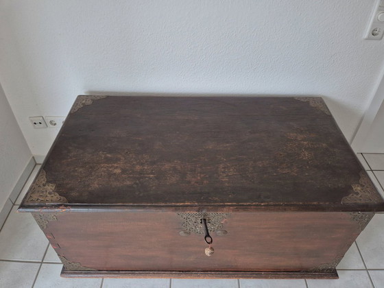 Echte Rarität: Wunderschöne Teakholz-Truhe aus Java (60er Jahre / Semi-Antik / Antik) mit kunstvollen (photo 3 of 6)