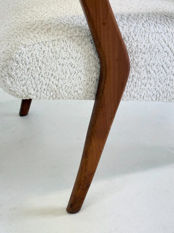 Image 1 of Sillón italiano de mediados de siglo hecho de madera de cerezo con bouclé blanco