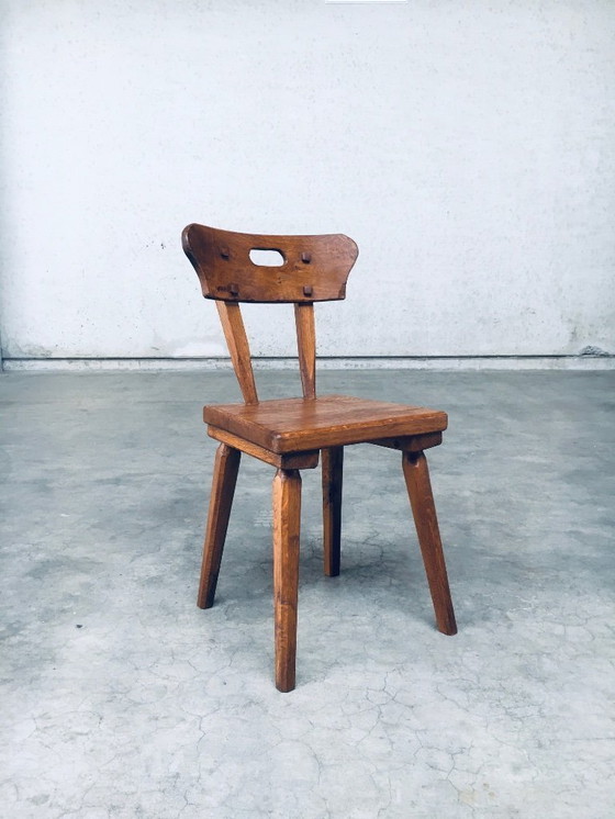 Image 1 of Handgefertigtes Esszimmerstuhl-Set aus rustikaler Eiche im Stil der Volkskunst, Frankreich, 1940er Jahre
