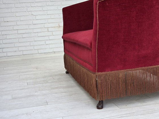 Image 1 of Sofá danés de dos plazas, años 60, terciopelo rojo, patas de madera de fresno.