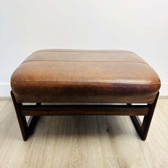 Image 1 of Scandinavisch houten hocker / zitje met cognac bekleding