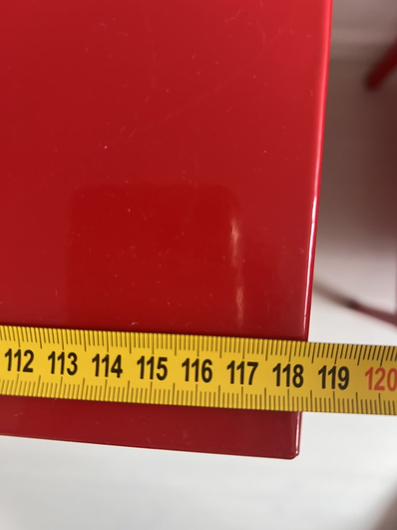 Image 1 of 2 leuchtend rote Spinde