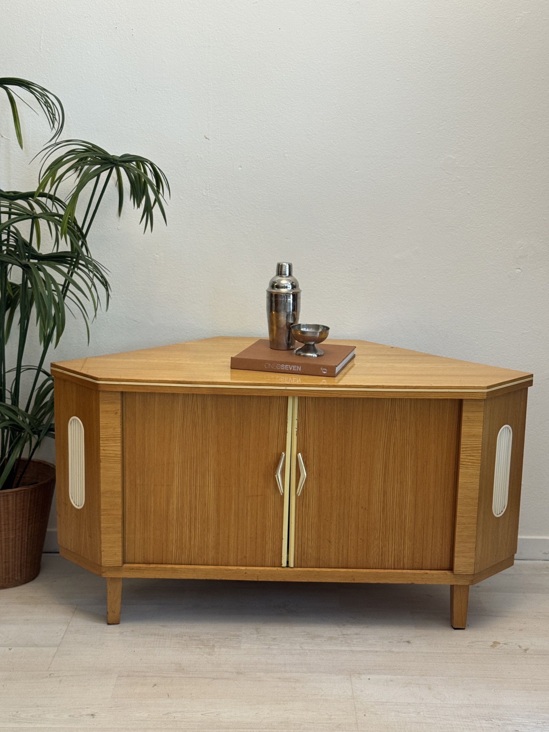 Vintage 'speakeasy' bar cabinet 1950s/60s | €1,250 | Whoppah
