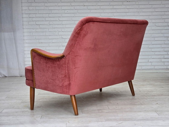 Image 1 of Schwedisches 2-Sitzer-Sofa aus den 1970er Jahren, rosa Möbelvelours, Buchenholz.
