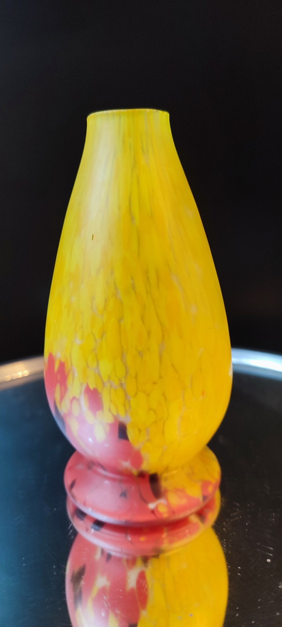 Image 1 of Vase forme galbée en pâte de verre 
