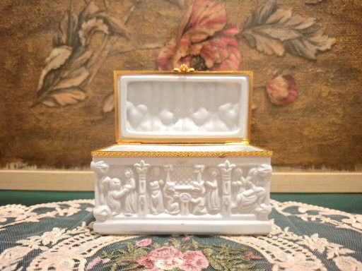 Limoges Porcelain Jewelry Box or Chest with Gilded Brass Mount - ca. 1975 - Vintage Decoration (photo 2 of 10)