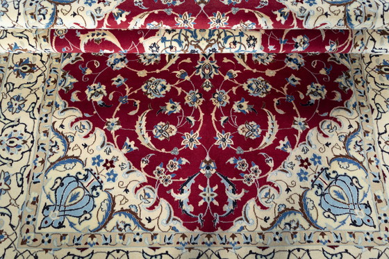 Image 1 of Tappeto persiano Nain 9La annodato a mano con contenuto di seta - 267 x 167 cm - Fondo rosso con ornamenti floreali