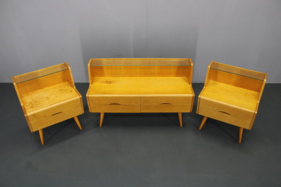 Image 1 of Nachtkastjes en ladekast met glazen legplank uit 1960, Tsjecho-Slowakije