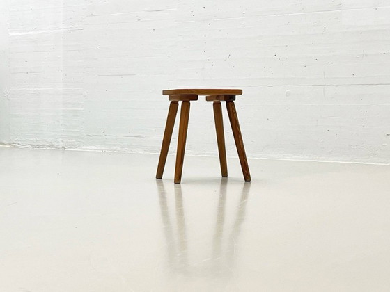 Image 1 of Zwitserse houten vierpootkruk gemaakt van dennenhout